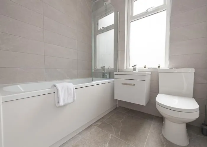 Hassle-free & Handsome Brand-new 3-bed