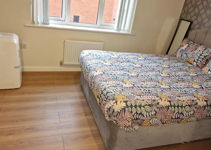 Stunning Canal View 2 Bedroom With Free Parking *