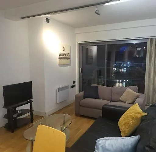 Striking 1 Bedroom *