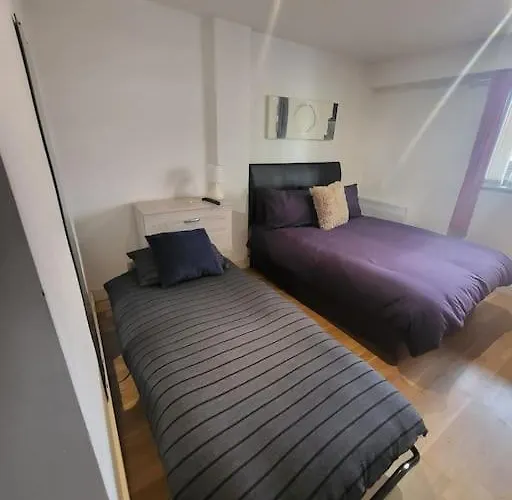 Striking 1 Bedroom Apartment *