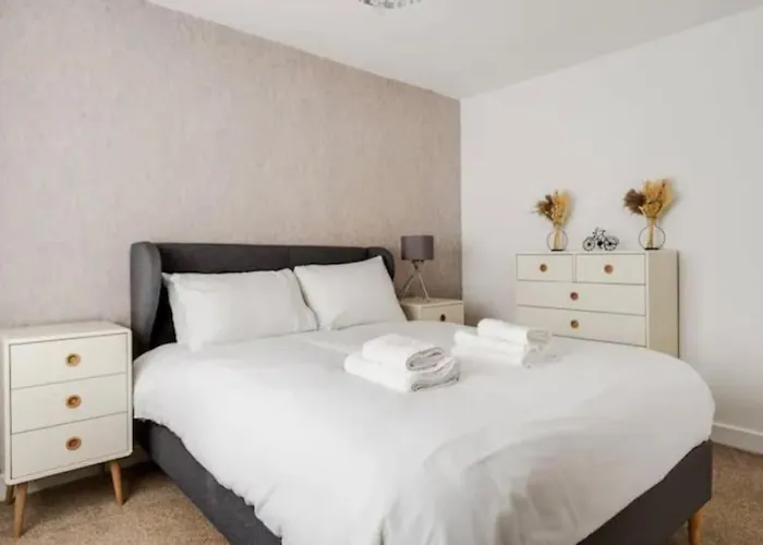 New Build House Near Trafford Centre With Drive * Manchester