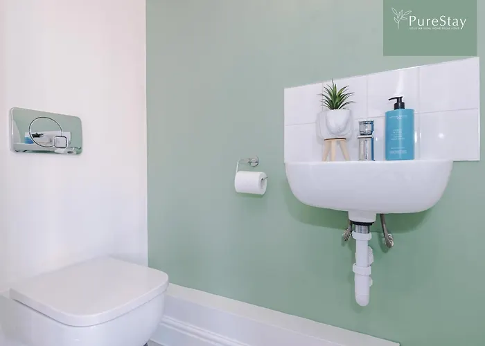 Spacious 5-bedroom Contractor House Sleeps 7 With Parking By Purestay Сasa de vacaciones