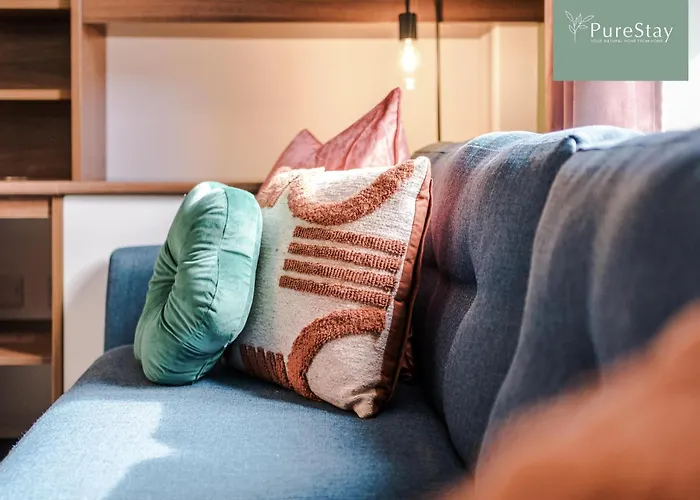 Spacious 5-bedroom Contractor House Sleeps 7 With Parking By Purestay Semesterbostad *