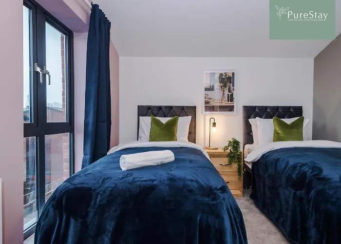 Spacious 5-bedroom Contractor House Sleeps 7 With Parking By Purestay Semesterbostad