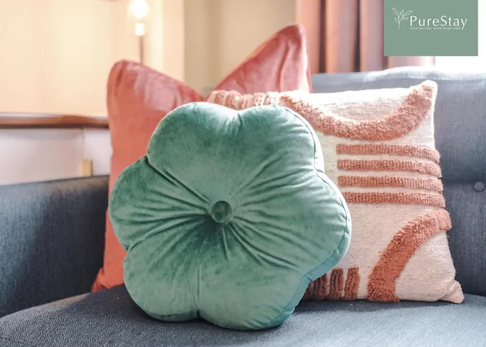 Spacious 5-bedroom Contractor House Sleeps 7 With Parking By Purestay