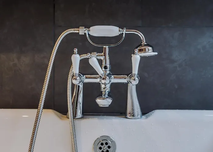 Spacious 5bed House In South - Pass The Keys *