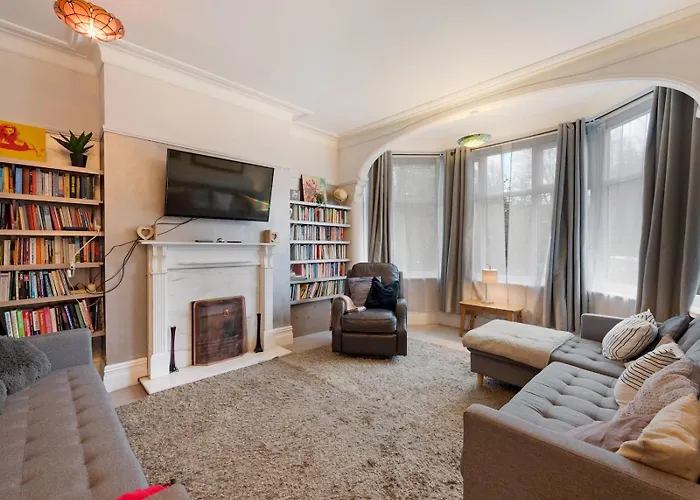 Spacious 5bed House In South - Pass The Keys *