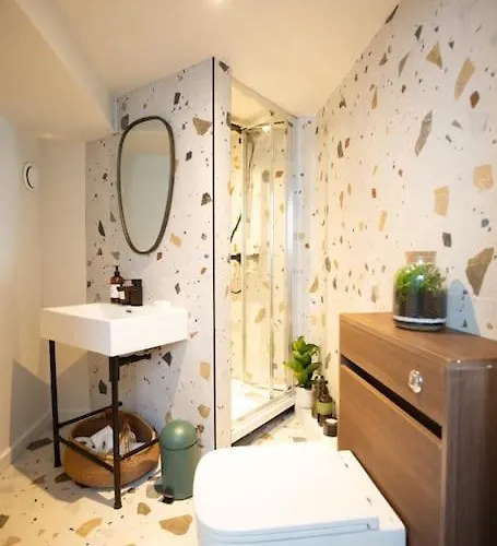 Chorlton Stylish & Roof Terrace Apartment