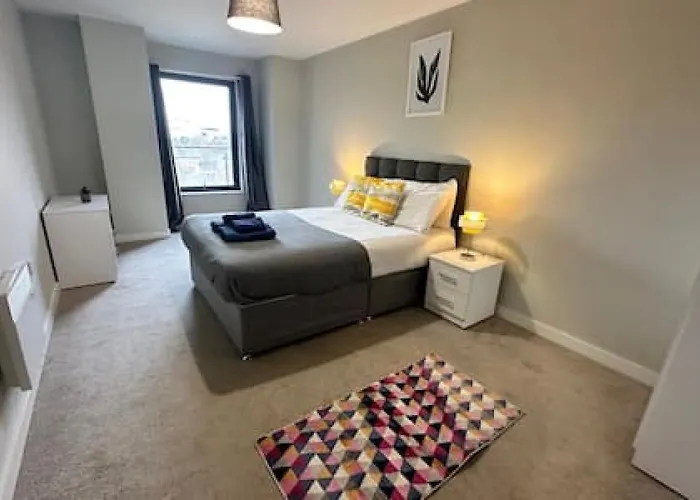 Large 2 Bed With Balcony And Sofa Bed Sleeps 6 Mánchester