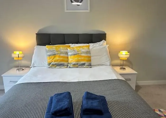 Large 2 Bed With Balcony And Sofa Bed Sleeps 6 Apartament