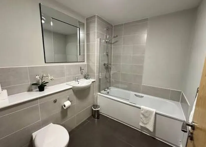 Large 1 Bed Mcr And Huge Terrace Sleeps 4 公寓