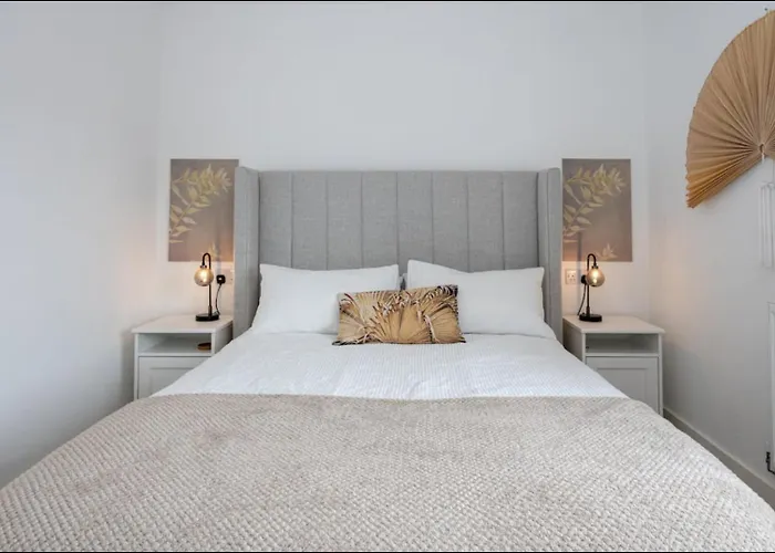 Elegance Retreat - 2 Bed With Parking 맨체스터