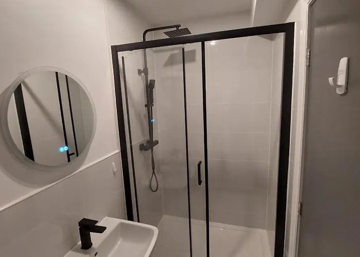 Bankwell Street Two Bedroom -apartment With Parking 맨체스터