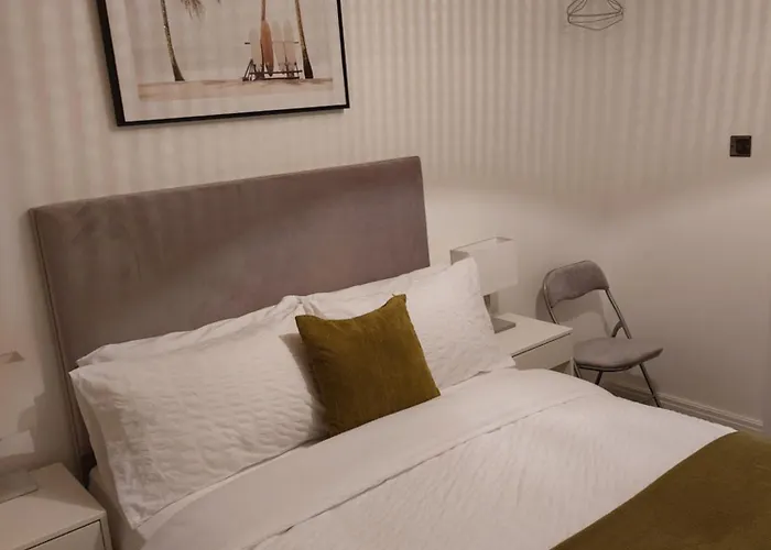 Bankwell Street Two Bedroom -apartment With Parking Manchester