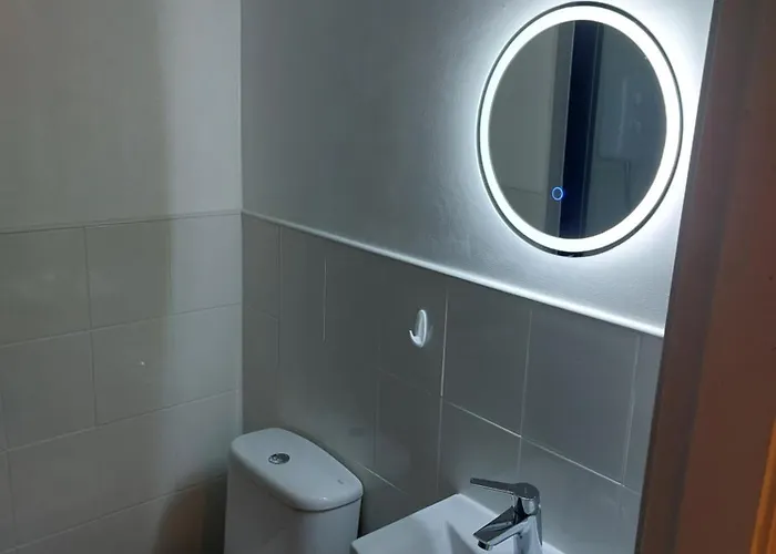 Bankwell Street Two Bedroom -apartment With Parking 아파트 맨체스터