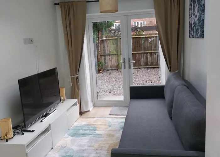 Bankwell Street Two Bedroom -apartment With Parking Apartmán *