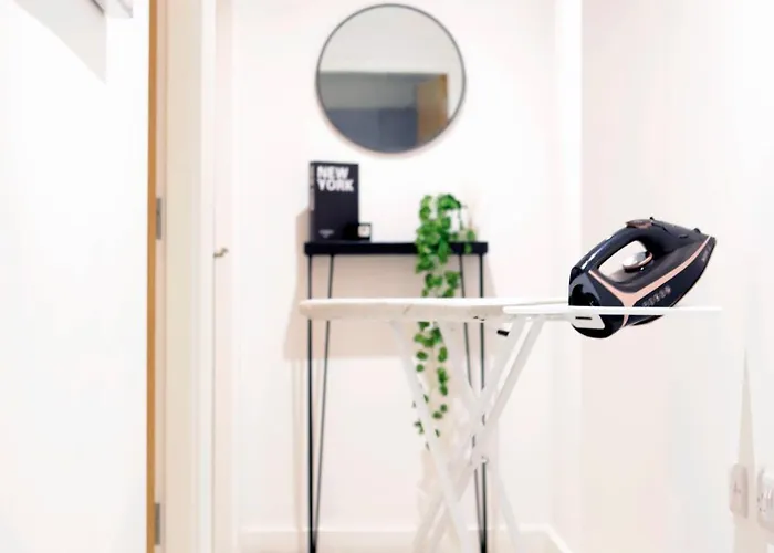 Avalora Short Lets & Serviced Accommodation - 2Bed & 2Baths Ensuite, Parking, Balcony, Wi-Fi, Netflix, Media City شقة