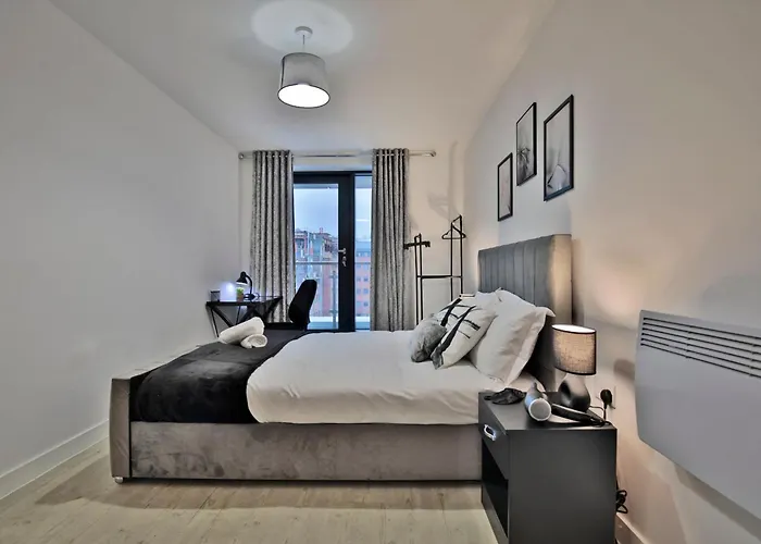 Avalora Short Lets & Serviced Accommodation - 2Bed & 2Baths Ensuite, Parking, Balcony, Wi-Fi, Netflix, Media City *