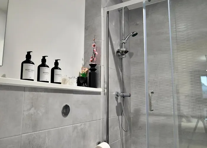 Avalora Short Lets & Serviced Accommodation - 2Bed & 2Baths Ensuite, Parking, Balcony, Wi-Fi, Netflix, Media City * مانشستر