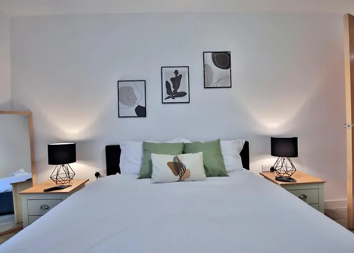 Avalora Short Lets & Serviced Accommodation - 2Bed & 2Baths Ensuite, Parking, Balcony, Wi-Fi, Netflix, Media City شقة *