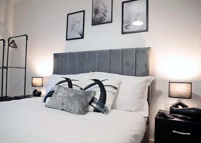 Avalora Short Lets & Serviced Accommodation - 2Bed & 2Baths Ensuite, Parking, Balcony, Wi-Fi, Netflix, Media City مانشستر