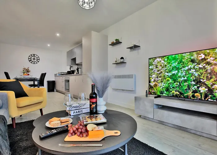 Avalora Short Lets & Serviced Accommodation - 2Bed & 2Baths Ensuite, Parking, Balcony, Wi-Fi, Netflix, Media City * مانشستر