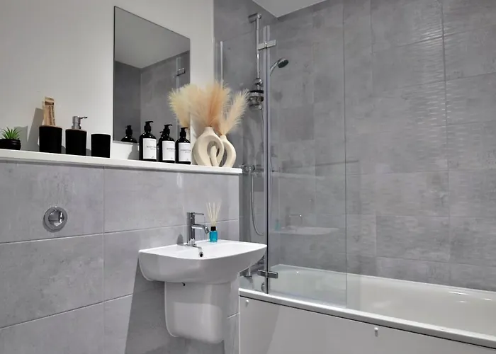 شقة Avalora Short Lets & Serviced Accommodation - 2Bed & 2Baths Ensuite, Parking, Balcony, Wi-Fi, Netflix, Media City مانشستر