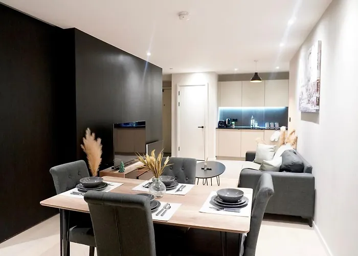 Luxury 2 Bed With Balcony 아파트 *