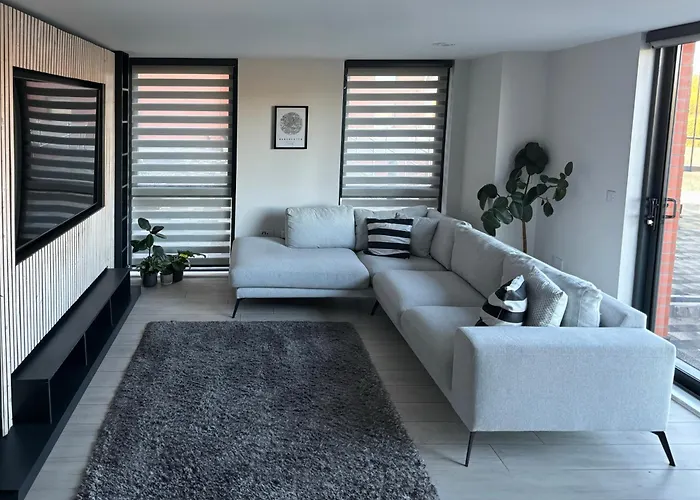 Riverside Wharf - Free Parking, Business, Couples & Families *