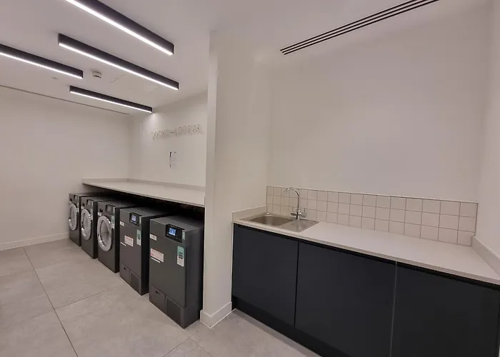 아파트 Trafford Modern 1 Bed With Cinema *