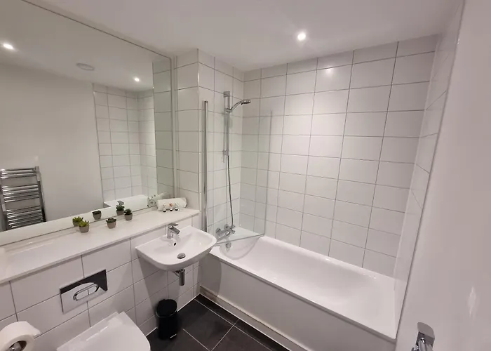 아파트 Trafford Modern 1 Bed With Cinema *