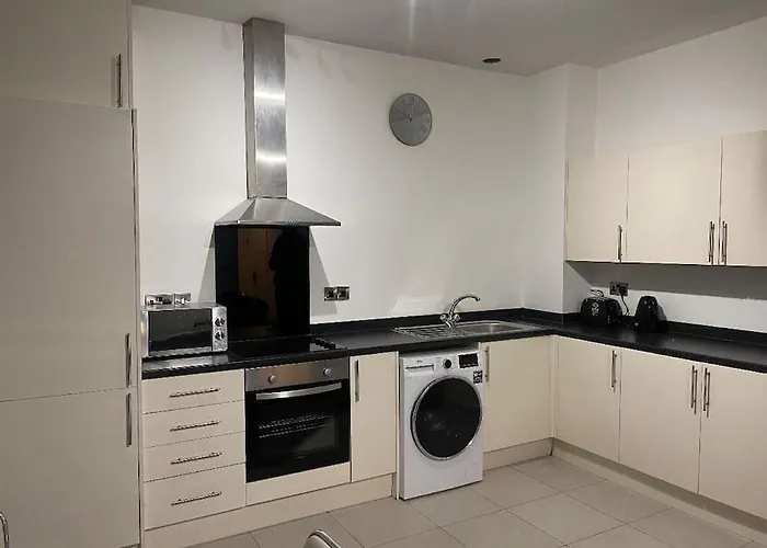 Modern 2-bed Flat In Salford *