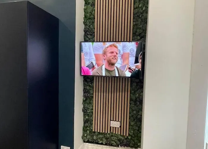 Deluxe In 20 Percent Off For Drake Concert Attendees! Манчестер