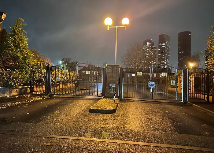 New Getaway - Free Gated Parking With Fob شقة مانشستر