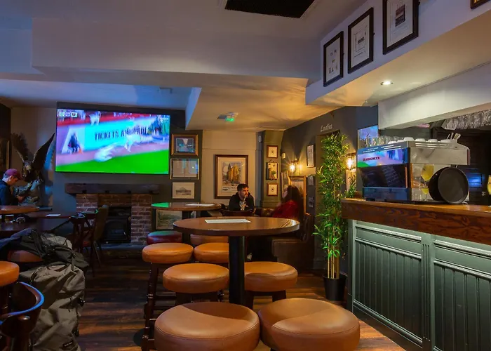 The Crown & Anchor فندق 2*