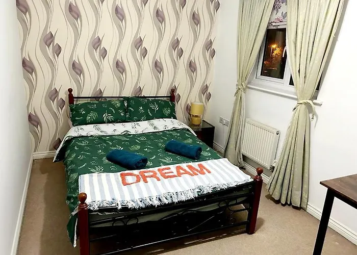 Queens Rooms, A Perfect Stay, Next To Shopping Parks And Central Guest house