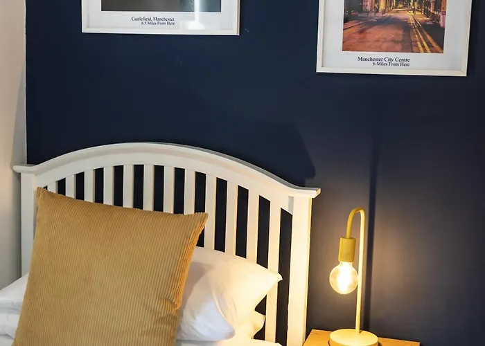 Dom wakacyjny The Heart - Cosy 3 Bedroom House With Double Driveway And Garden In Manchester