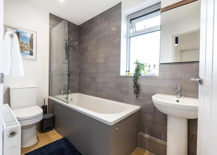 Ferienhaus The Heart - Cosy 3 Bedroom House With Double Driveway And Garden In Manchester