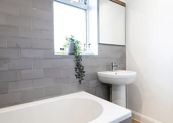 The Heart - Cosy 3 Bedroom House With Double Driveway And Garden In 펜션 *