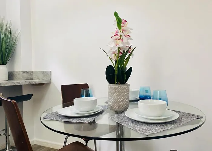 Modern, Stylish And Central *