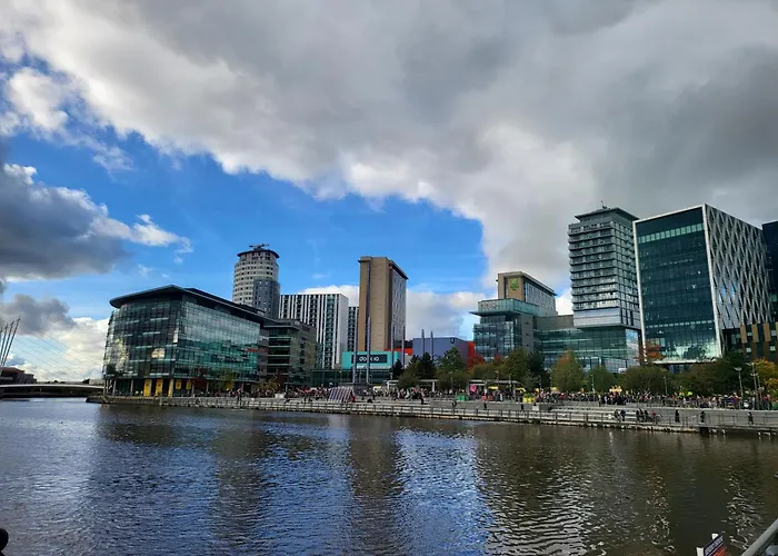 Luxury 2 Bed On River, Wifi, Parking, Garden