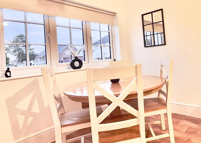 Casa de Férias Family-Friendly 4-Bedroom House In Moston With Parking And Garden *