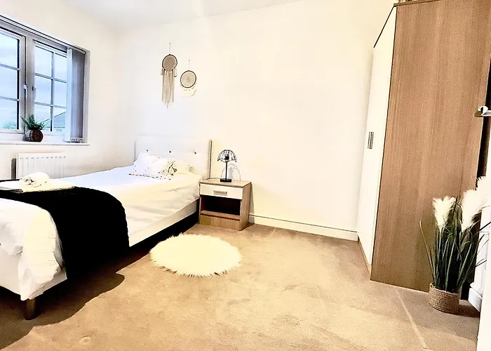 Family-Friendly 4-Bedroom House In Moston With Parking And Garden Holiday home *