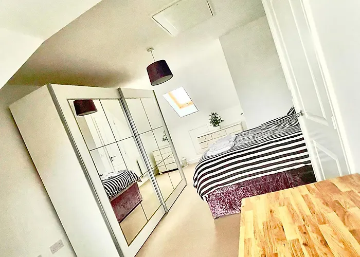 Family-Friendly 4-Bedroom House In Moston With Parking And Garden Holiday home *