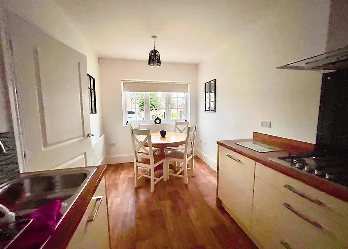 4 Bedroom Town House- Free Parking, Perfect For Families And Contractors Manchester