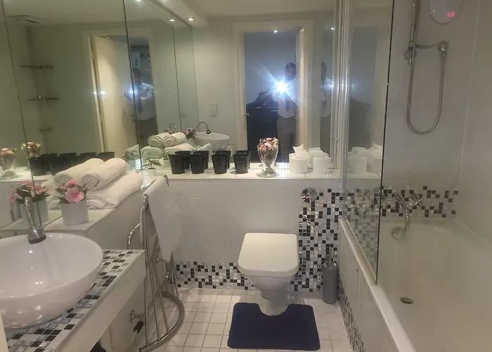 Luxury 2 Bed On River, Wifi, Parking, Garden *