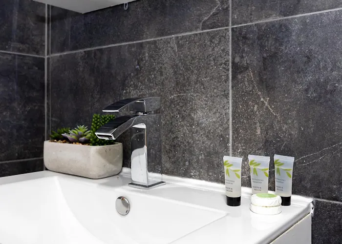 Vibrant 2br In Chorlton, Free Parking