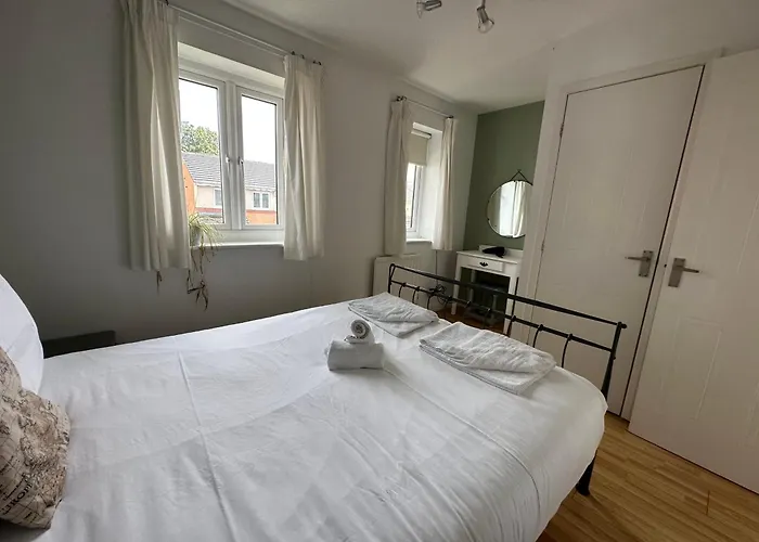 2 Bedroom House With Garden Manchester