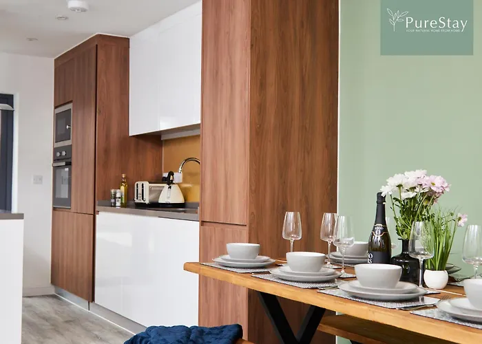 Stylish 5-bedroom Retreat Sleeps 9 By Purestay Prázdninový dům *