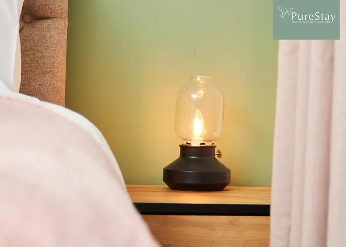 Stylish 5-bedroom Retreat Sleeps 9 By Purestay 펜션